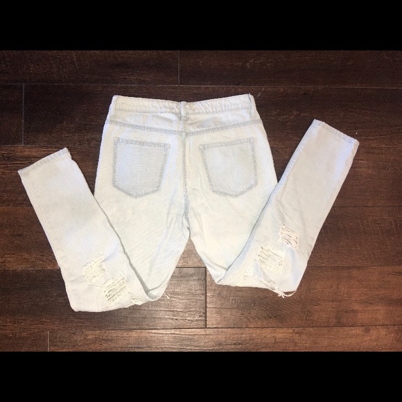 Woman’s forever 21 destroyed light wash jeans - Picture 3 of 4